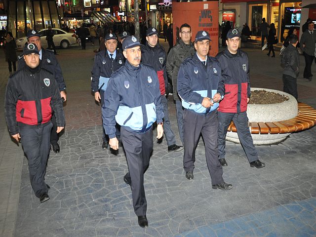 Bakırköy zabıtası korsan broşür dağıtıcıların ensesinden ayrılmıyor