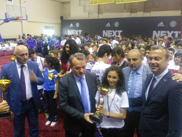 Şehit Ömer Halisdemir İstanbul okul sporları şampiyonları kupalarına kavuştu